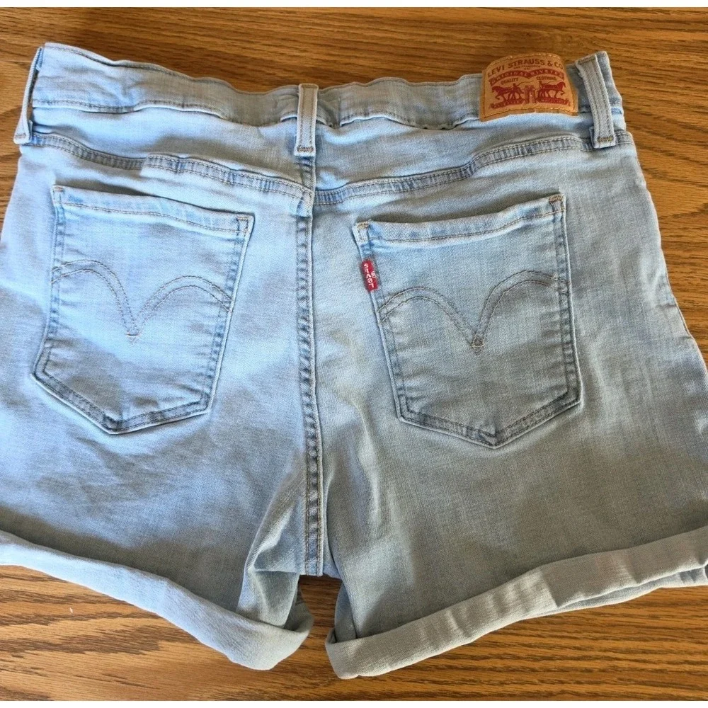 Levis Womens Mid Length Denim Shorts Light Wash Cuffed Hem Size 32 Pair